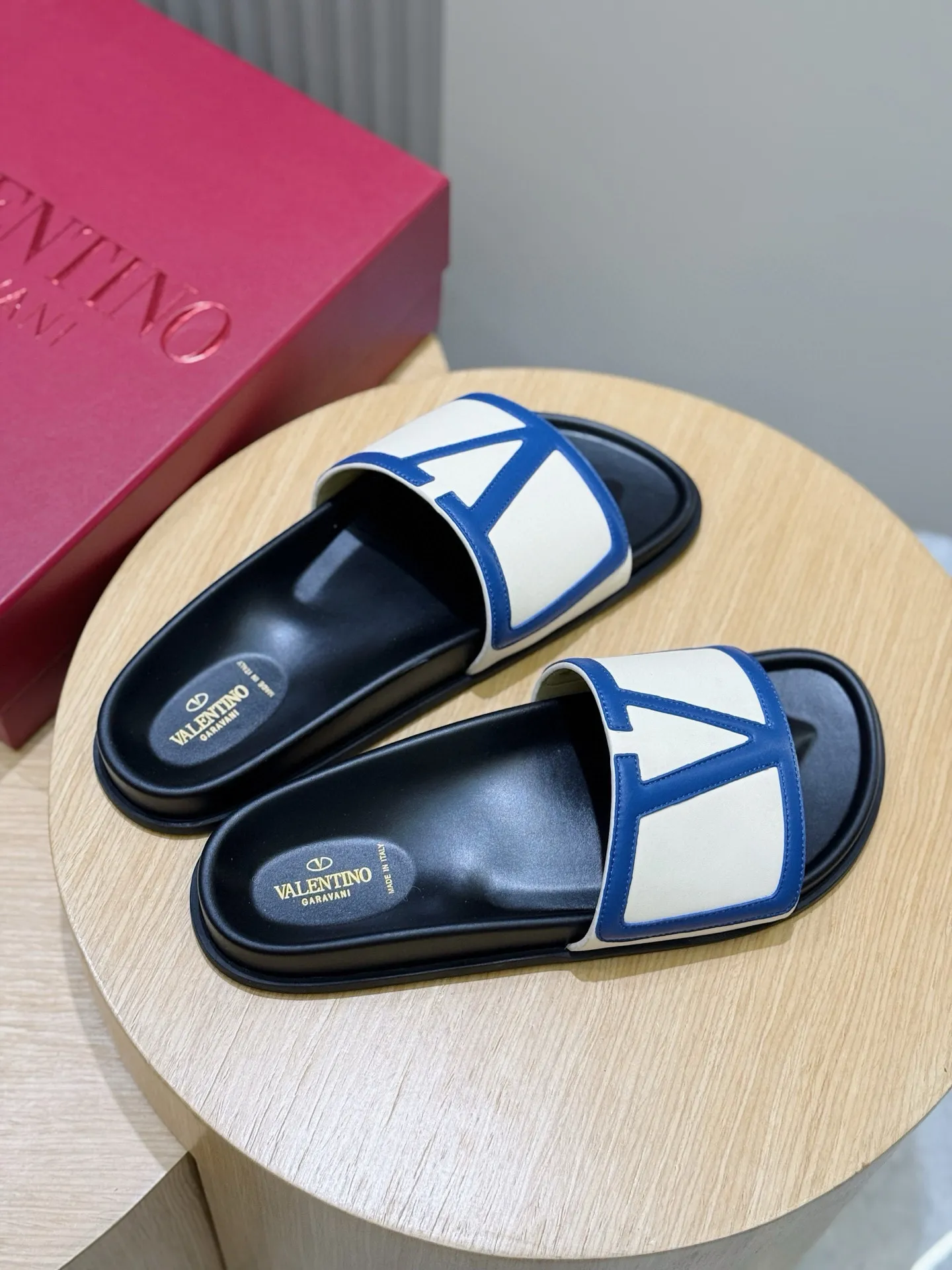 [VALENTINO] Top P: 540💰 Size: 39-44 (customized at 38.45) 🆕2025VLT — Valentino’s latest summer men’s slippers. The use of imported cowhide elements on slippers has been sublimated! It is worthy of recognition both visually and in terms of quality. Excellent quality, comfortable and durable! The embellishment of the perforated V hardware on the toe adds a sense of fashion! Cowhide feet